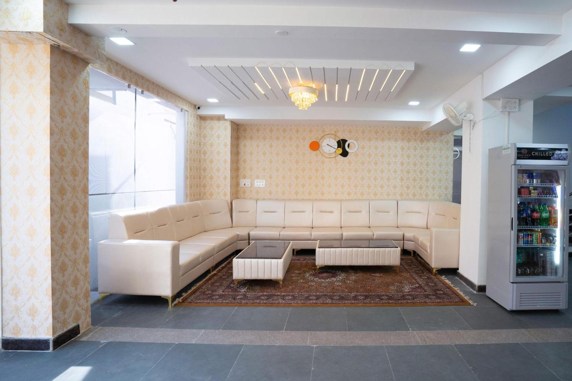 Treebo Galaxy Kings Suites, Hebbal Bangalore Eksteriør billede